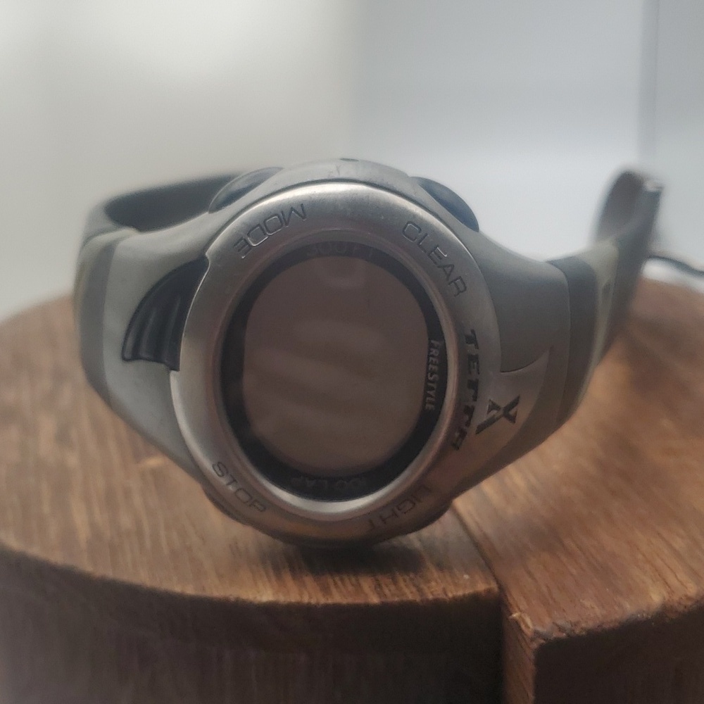 B2339 freestyle water resistantโ watch needs batteries